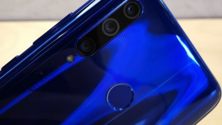 Huawei Honor 10i, surprins în imagini cu sistem triple camera şi ecran de 6.2 inch