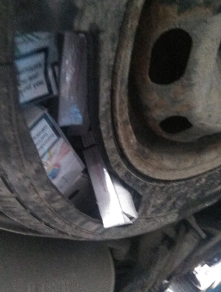 CONTRABANDĂ cu ţigarete la frontiera de stat. INCREDIBIL unde le-au ascuns şoferii (FOTO)
