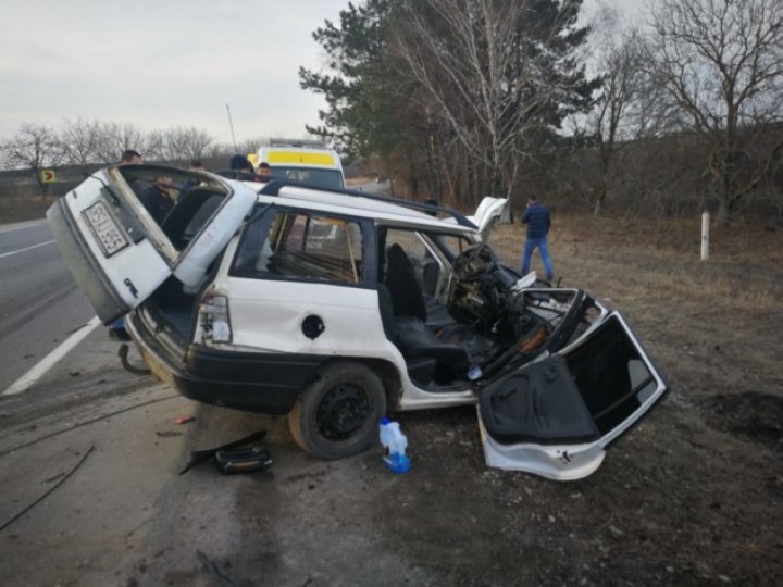 ACCIDENT GRAV în raionul Râșcani. Pentru descarcerarea victimelor a fost nevoie de intervenția salvatorilor (FOTO)