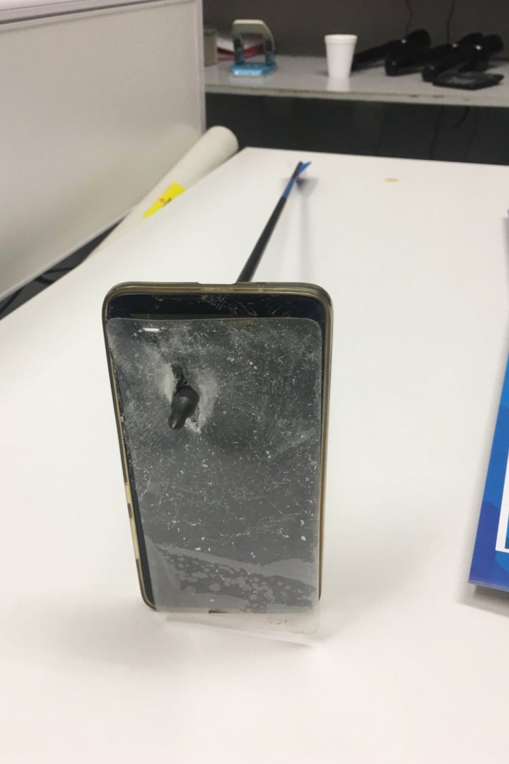 Telefonul mobil i-a salvat viaţa unui bărbat, după ce un necunoscut a tras cu arcul asupra sa (FOTO)