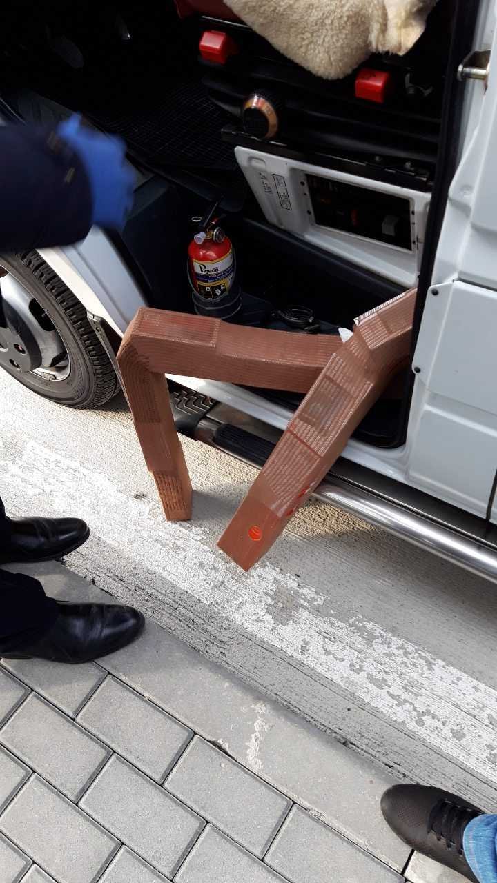 Telefoane mobile de contrabandă, descoperite în microbuzul de pe ruta Odesa-Chișinău. Cui aparţineau bunurile (FOTO)