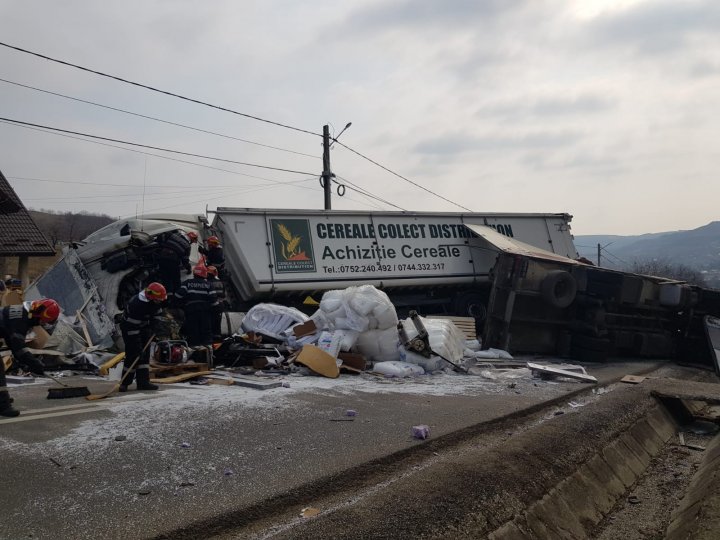 ACCIDENT VIOLENT în Iaşi, soldat cu un mort şi doi răniţi. Un camion și două TIR-uri s-au răsturnat (VIDEO)