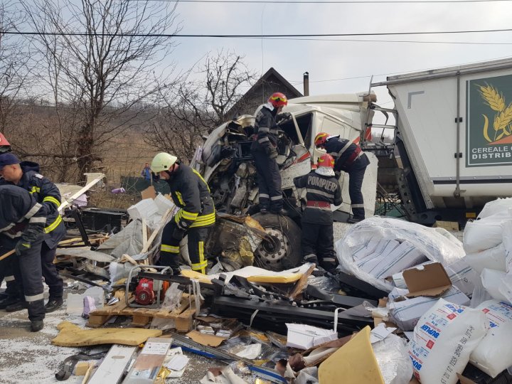 ACCIDENT VIOLENT în Iaşi, soldat cu un mort şi doi răniţi. Un camion și două TIR-uri s-au răsturnat (VIDEO)