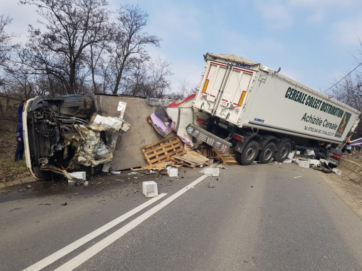 ACCIDENT VIOLENT în Iaşi, soldat cu un mort şi doi răniţi. Un camion și două TIR-uri s-au răsturnat (VIDEO)