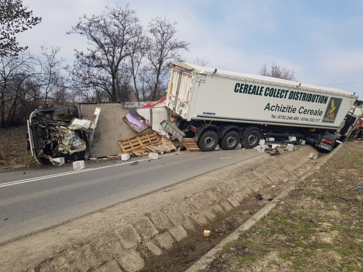 ACCIDENT VIOLENT în Iaşi, soldat cu un mort şi doi răniţi. Un camion și două TIR-uri s-au răsturnat (VIDEO)