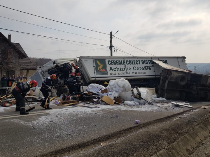 ACCIDENT VIOLENT în Iaşi, soldat cu un mort şi doi răniţi. Un camion și două TIR-uri s-au răsturnat (VIDEO)