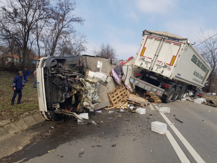 ACCIDENT VIOLENT în Iaşi, soldat cu un mort şi doi răniţi. Un camion și două TIR-uri s-au răsturnat (VIDEO)