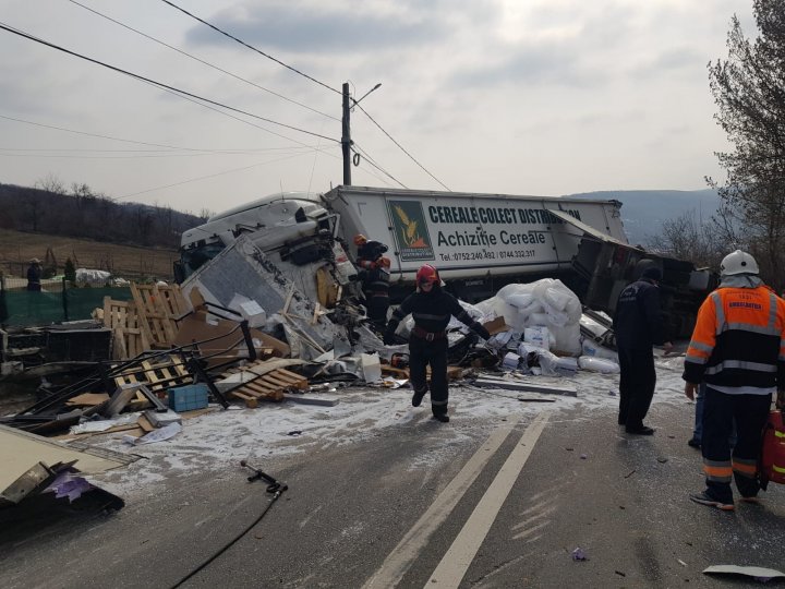 ACCIDENT VIOLENT în Iaşi, soldat cu un mort şi doi răniţi. Un camion și două TIR-uri s-au răsturnat (VIDEO)