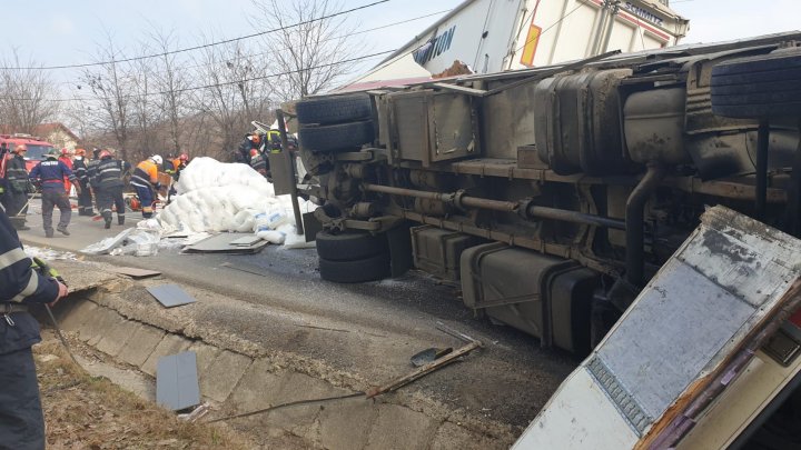 ACCIDENT VIOLENT în Iaşi, soldat cu un mort şi doi răniţi. Un camion și două TIR-uri s-au răsturnat (VIDEO)