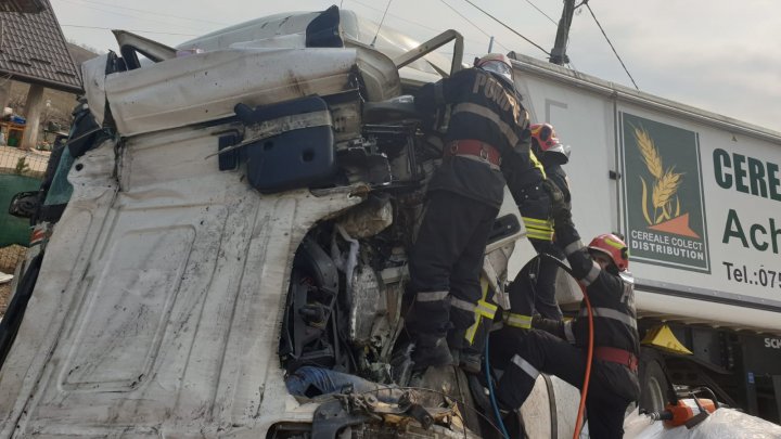 ACCIDENT VIOLENT în Iaşi, soldat cu un mort şi doi răniţi. Un camion și două TIR-uri s-au răsturnat (VIDEO)