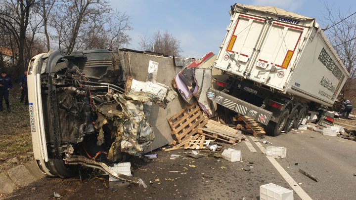 ACCIDENT VIOLENT în Iaşi, soldat cu un mort şi doi răniţi. Un camion și două TIR-uri s-au răsturnat (VIDEO)