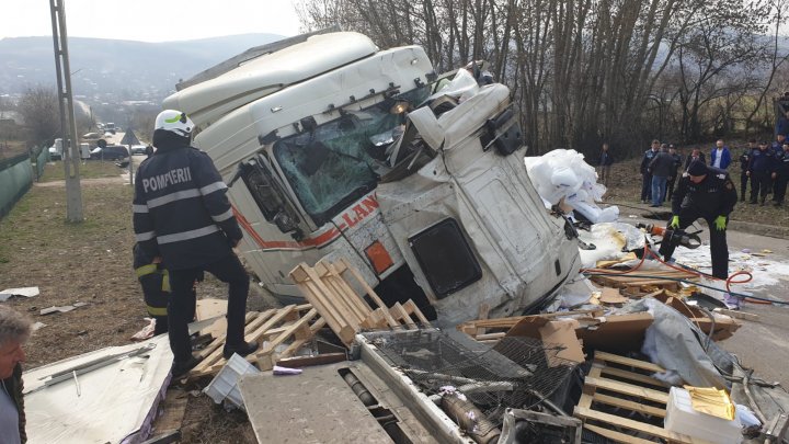 ACCIDENT VIOLENT în Iaşi, soldat cu un mort şi doi răniţi. Un camion și două TIR-uri s-au răsturnat (VIDEO)