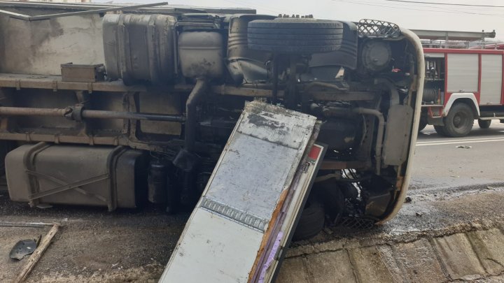 ACCIDENT VIOLENT în Iaşi, soldat cu un mort şi doi răniţi. Un camion și două TIR-uri s-au răsturnat (VIDEO)