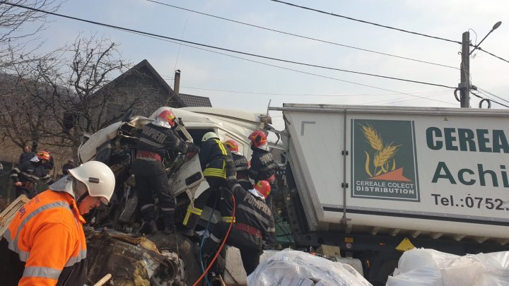 ACCIDENT VIOLENT în Iaşi, soldat cu un mort şi doi răniţi. Un camion și două TIR-uri s-au răsturnat (VIDEO)