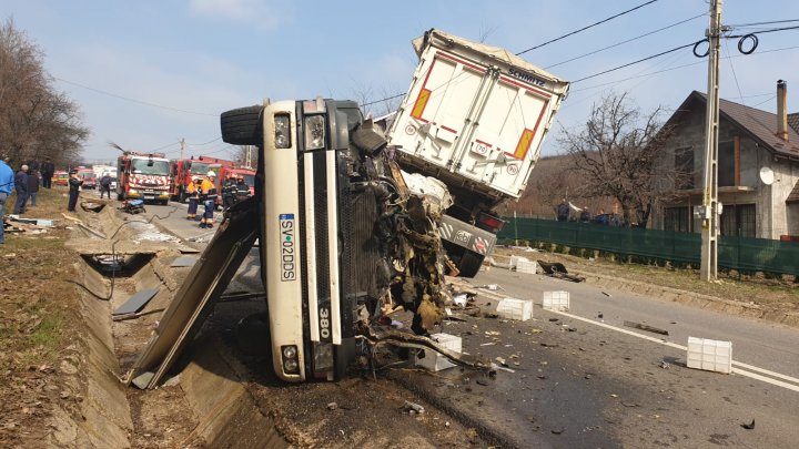 ACCIDENT VIOLENT în Iaşi, soldat cu un mort şi doi răniţi. Un camion și două TIR-uri s-au răsturnat (VIDEO)