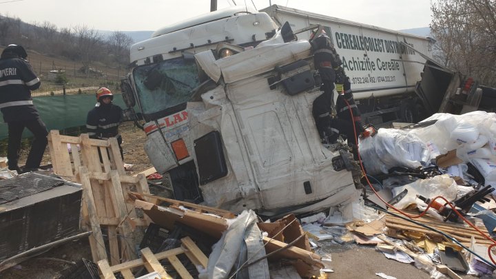 ACCIDENT VIOLENT în Iaşi, soldat cu un mort şi doi răniţi. Un camion și două TIR-uri s-au răsturnat (VIDEO)