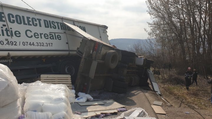 ACCIDENT VIOLENT în Iaşi, soldat cu un mort şi doi răniţi. Un camion și două TIR-uri s-au răsturnat (VIDEO)