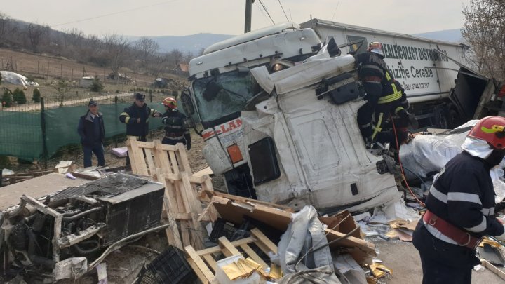 ACCIDENT VIOLENT în Iaşi, soldat cu un mort şi doi răniţi. Un camion și două TIR-uri s-au răsturnat (VIDEO)