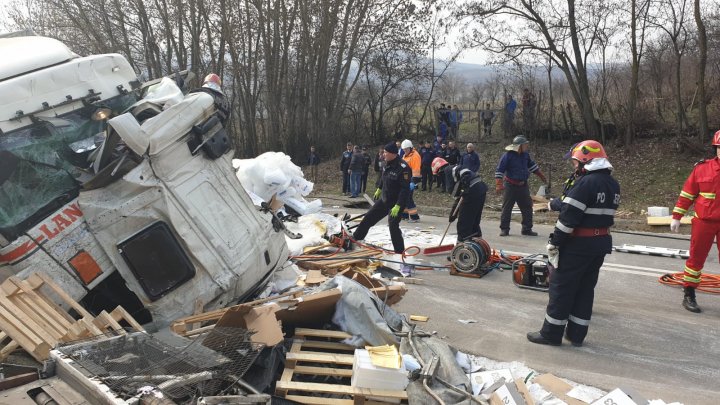 ACCIDENT VIOLENT în Iaşi, soldat cu un mort şi doi răniţi. Un camion și două TIR-uri s-au răsturnat (VIDEO)