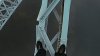 SPIDERMAN NEÎNFRICAT ÎN FRANŢA. Un tânăr a urcat pe un pod de 115 metri cu mâinile goale