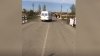 NO COMMENT. Imagini video cu un microbuz care traversează o CALE FERATĂ, în timp ce se apropie UN TREN în Basarabeasca