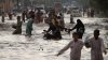 Cel puţin 50 de persoane şi-au pierdut viaţa în Pakistan în urma inundaţiilor masive