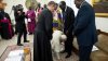 Papa Francisc așa cum nu l-ai mai văzut. Motivul pentru care sărută picioarele unor politicieni (VIDEO)