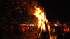 Arderea anvelopelor în Noaptea Învierii, INTERZISĂ. Oamenii care nu respectă legea riscă AMENZI USTURĂTOARE