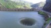 SPECTACULOS! A văzut o gaură imensă în mijlocul lacului şi a filmat cu drona ce se întâmpla acolo (FOTO)