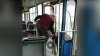 Un taxator a huiduit şi LOVIT cu picioarele un pasager într-un troleibuz din Capitală (VIDEO)