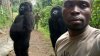 Selfie devenit viral. Două gorile pozează ca oamenii, alături de paznicii unei rezervații din Congo