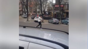 Culmea nesimțirii. Cum a parcat mașina și cum traversează strada un bărbat din Capitală