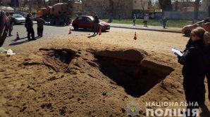 Explozie puternică pe o stradă din Odesa. O maşină a fost ARUNCATĂ ÎN AER