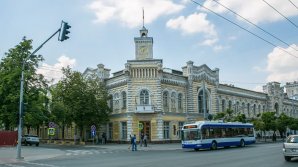 Tot mai mulţi chişinăueni renunţă la căldură în apartamente, din cauza temperaturilor generoase de afară. Decizia Primăriei 