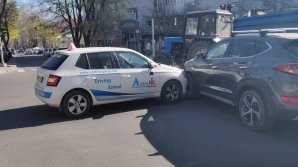 ACCIDENT cu implicarea unei mașini de la ȘCOALA AUTO. La volan se afla o elevă (FOTO)