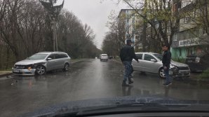 ACCIDENT pe strada Dimo din Capitală. DOUĂ MAȘINI s-au lovit frontal (FOTO)