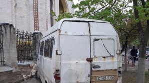 Un microbuz a intrat în gardul Muzeului Național de Etnografie și Istorie Naturală. Șoferul a fugit de la fața locului (VIDEO)