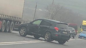 Accident violent în satul Peresecina. Trei maşini au fost avariate (FOTO/VIDEO)