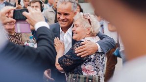 Pensionarii pot ridica ajutorul de 600 de lei, oferit de guvern pentru sărbătorile pascale