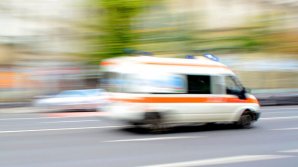Viaţa unui pacient salvată, după ce ambulanţa care îl transporta la spital a trecut printr-o groapă din asfalt. Ce spun medicii