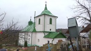 Scandalul din Dereneu CONTINUĂ: Oamenii au instalat UN GARD între BISERICĂ şi CASA PREOTULUI