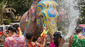 Festivalul Apei pe străzile Bangkokului. Mii de oameni s-au înarmatu cu găleţu şi s-au stropit din cap până în picioare