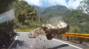 Imagini terifiante filmate de un taximetrist în timpul unui cutremur de pământ: Erau la un pas de moarte (VIDEO)