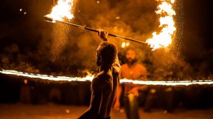 ÎNDRĂGOSTIŢI DE FOC. Un grup de tineri din Capitală au organizat un fire show impresionant 