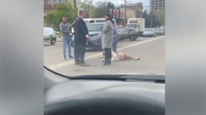 MOMENTE CUMPLITE! O tânără, LOVITĂ de O MAŞINĂ pe strada Mihai Viteazul din Capitală (VIDEO)