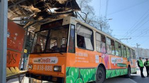 Un troleibuz a intrat într-o staţie de aşteptare pe bulevardul Constantin Negruzzi din Capitală. Cum a fost posibil (VIDEO/FOTO) 