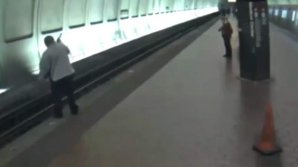 Momentul în care un bărbat orb a căzut pe șine, la metrou (Atenție, imagini tulburătoare)