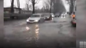POTOP pe o stradă din Bălţi din cauza PLOII ABUNDENTE. Mașinile circulă cu dificultate (VIDEO)