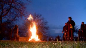 FLĂCĂRI pentru morţi în JOIA MARE. Tradiţia respectată de creştini într-o localitate din România
