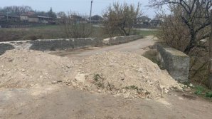 Locuitorii satului Ordăşei trăiesc cu frica în sân. Podul din localitate este grav avariat